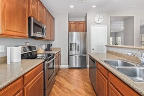 冷蔵庫、電子レンジ、オーブン、コンロ