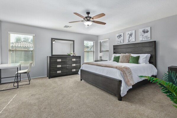 4 室のベッドルーム、デスク、アイロン / アイロン台、WiFi (無料)