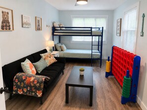 3 bedrooms, free WiFi, bed sheets - Modern Poconos Cabin w/ Hot Tub Near Kalahari & CamelBack Mountain ! (Long Pond)