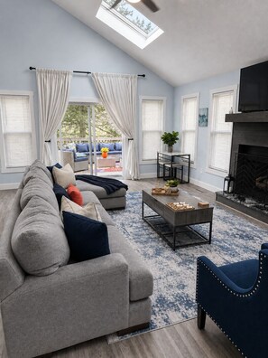 Smart TV, fireplace - Modern Poconos Cabin w/ Hot Tub Near Kalahari & CamelBack Mountain ! (Long Pond)