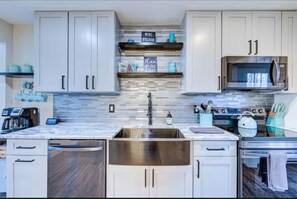 ثلاجة، ميكروويف، فرن، موقد طهي مسطح