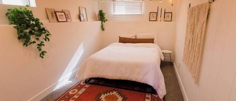 Escritorio, tabla de planchar con plancha, wifi gratis y ropa de cama