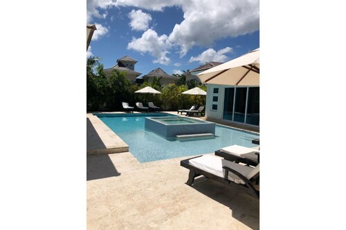 Tropical Oasis Deluxe Suite.  Experience the Lifestyle!