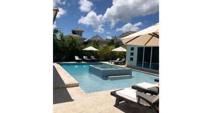 Tropical Oasis Deluxe Suite. Experience the Lifestyle!