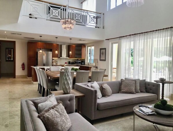 Fernseher, Tischtennisplatte