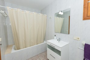 Bañera, secador de pelo y toallas
