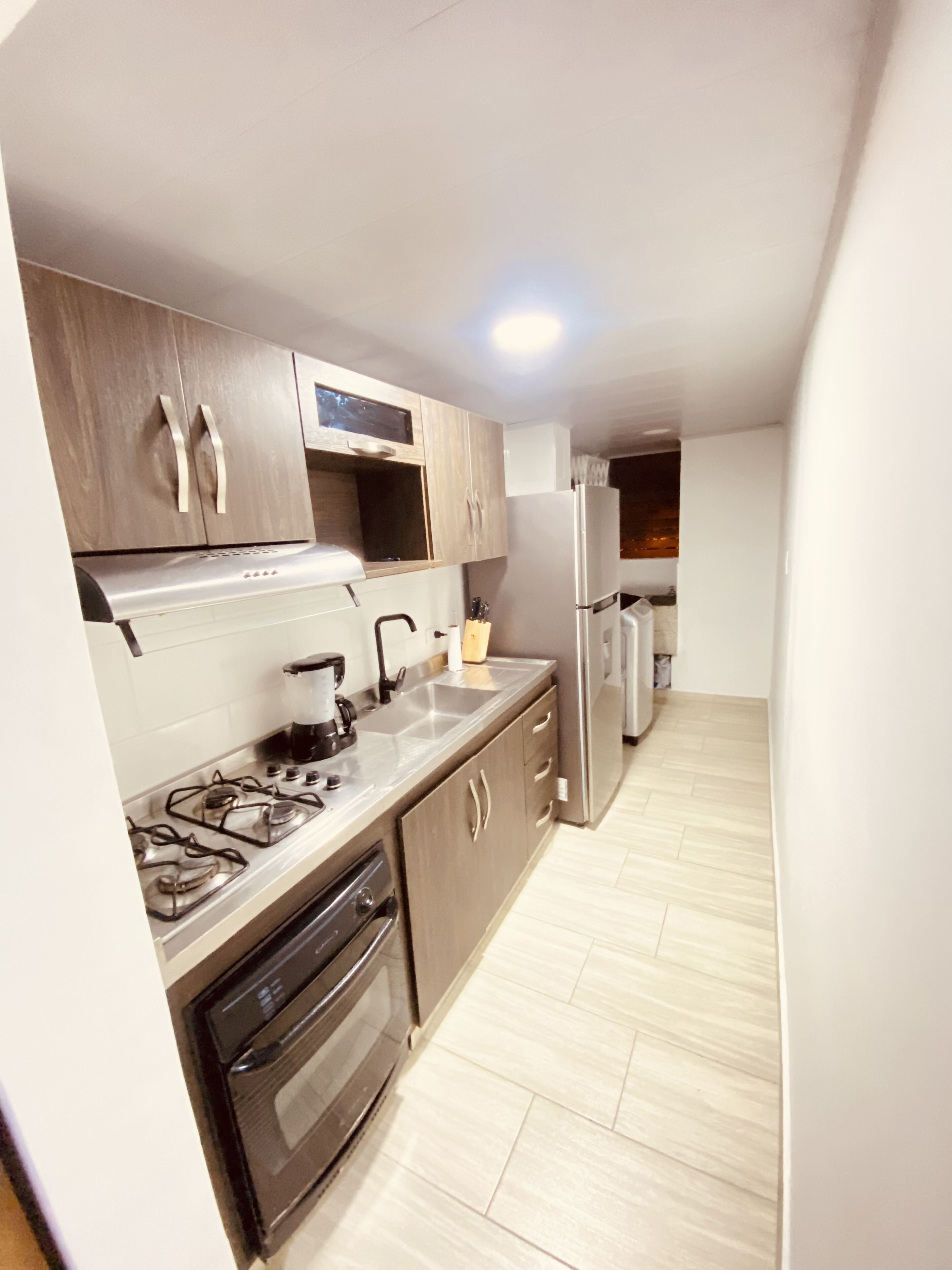 Fridge, oven, stovetop, coffee/tea maker