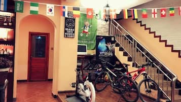Una habitación con una escalera, una bicicleta estática y una bicicleta.