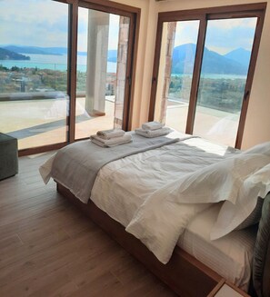 6 makuuhuonetta, tallelokero huoneessa, työpöytä, silitysrauta/-lauta