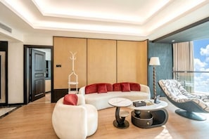 Una sala de estar moderna con un sofá, sillones, una mesa de centro y una lámpara de pie.