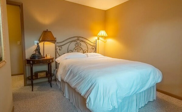 8 habitaciones, escritorio y tabla de planchar con plancha 