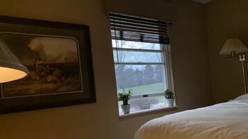 8 bedrooms, desk, iron/ironing board, travel cot