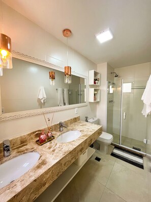 Sèche-cheveux, bidet, serviettes fournies, savon