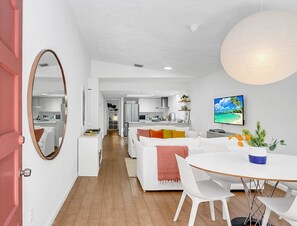 Smart TV, livros, biblioteca musical