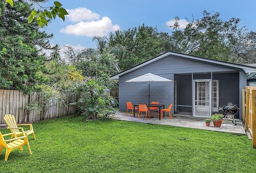 Modern, fabulous two-bedroom with parking in Winter Park