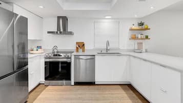 Geladeira, micro-ondas, cooktop, lava-louças