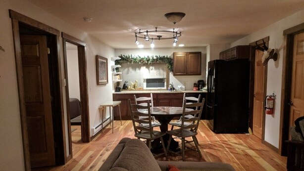 Una sala de estar acogedora con un sofá y un comedor que incluye una mesa y sillas.