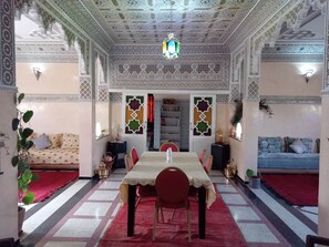 Dining - Exceptional villa, secure parking, 5 mins from the highway (Meknès)