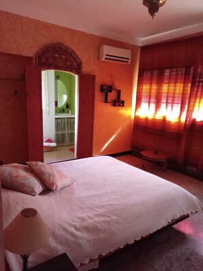 5 bedrooms, WiFi, bed sheets - Exceptional villa, secure parking, 5 mins from the highway (Meknès)