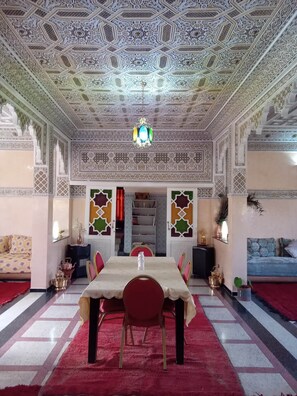 Dining - Exceptional villa, secure parking, 5 mins from the highway (Meknès)