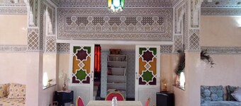 Exceptional villa, secure parking, 5 mins from the highway