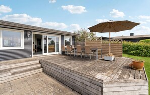 Outdoor dining - Cozy home in Assens with house sea view (Assens)