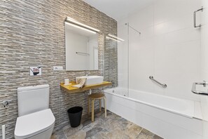 Baignoire, serviettes fournies