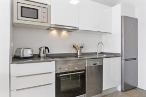 Kjøleskap, mikrobølgeovn, ovn og oppvaskmaskin