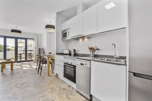 Kjøleskap, mikrobølgeovn, ovn og oppvaskmaskin