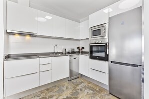 Een koelkast, een microgolfoven, een oven, een vaatwasser