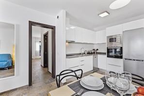 Fridge, microwave, oven, dishwasher - Casa Estela - Villa in Lanzarote - Spain - VipVipVillas (Playa Blanca)