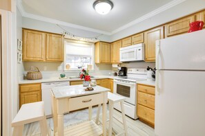 Refrigerador, microondas, placa de cocina, lavavajillas