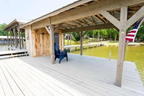 Lake living at its best!