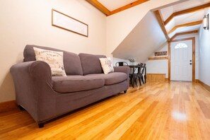 TV - Lake living at its best! (Cedar Bluff)