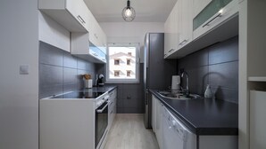 Kaffetrakter/tekoker, kjøleskap, ovn og kokeplater