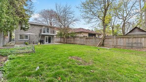 Exterior - Furnished Family Home ★ KING BED ★ Parking ★ BBQ ★ Backyard ★ Discounted Price (Pickering)