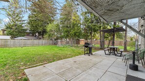 Outdoor dining - Furnished Family Home ★ KING BED ★ Parking ★ BBQ ★ Backyard ★ Discounted Price (Pickering)