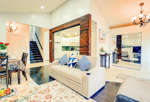 Furnished Family Home ★ KING BED ★ Parking ★ BBQ ★ Backyard ★ Discounted Price