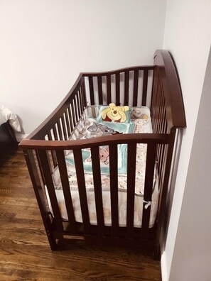 3 habitaciones, escritorio y tabla de planchar con plancha