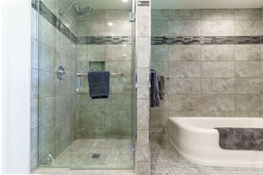 Badewanne, Haartrockner, Handtücher