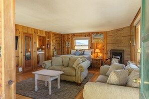 2 bedrooms, desk, iron/ironing board, travel crib