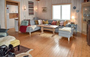 Smart TV, fireplace - Awesome home in Ustaoset with WiFi (Ustaoset)