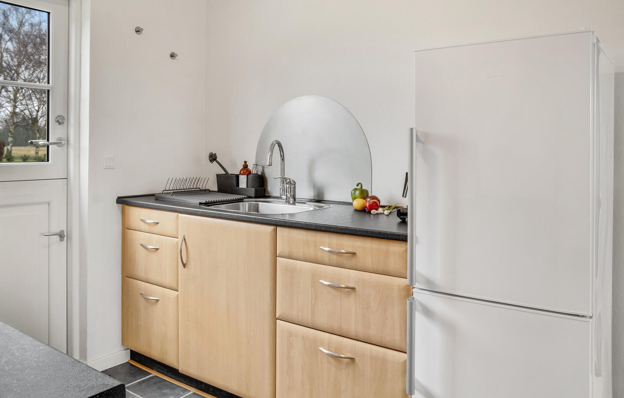 Een koelkast, een kookplaat, een koffiezetapparaat/waterkoker