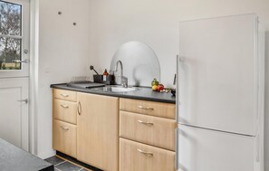 Kühlschrank, Herdplatte, Wasserkocher mit Kaffee-/Teezubehör