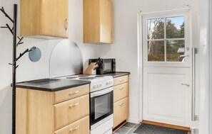 Kühlschrank, Herdplatte, Wasserkocher mit Kaffee-/Teezubehör