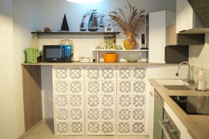 Réfrigérateur, micro-ondes, four, plaque de cuisson