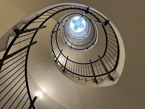 Eine Wendeltreppe mit einem Oberlicht in der Mitte.