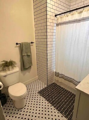 Toallas, jabón, shampoo, papel de baño 