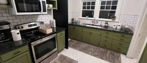 冷蔵庫、電子レンジ、オーブン、コンロ