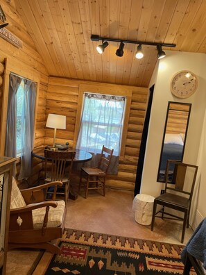 1 bedroom, WiFi, bed sheets - Studio Style Cabin - In the heart of all things outdoors (Dillon)